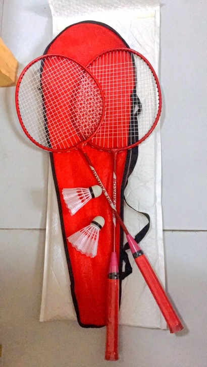 羽毛球拍一套，全新 送两个球和背包，包邮非偏