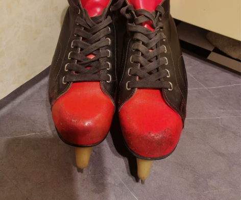 滑冰鞋 之前去俄罗斯买的 纯牛皮的 有划痕...