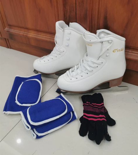 世纪星真冰滑冰鞋35码 没穿几次，一起全套...