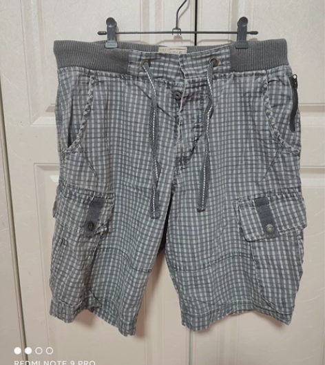 男款休闲短裤。商场专柜购。 感兴趣的话点“...