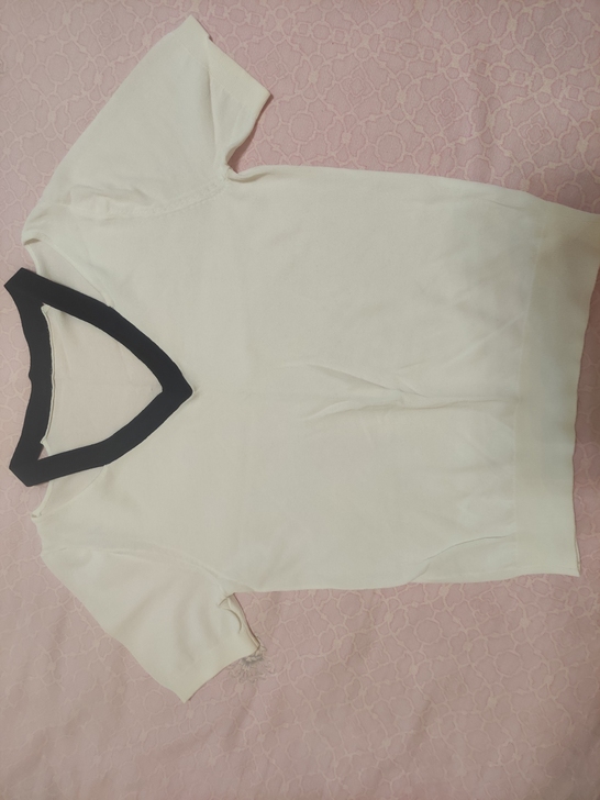 品牌针织衫，可打底可外穿，领标和水洗标扎皮...