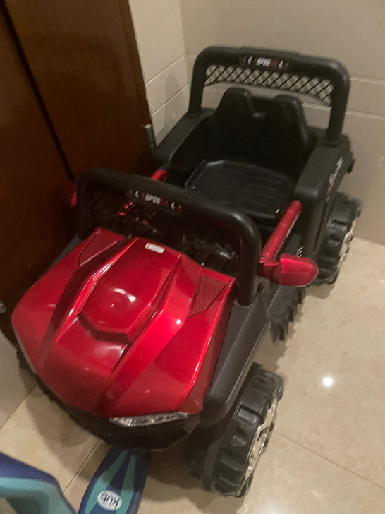 几乎全新,实体店购买,可自己驾驶也可以遥控...