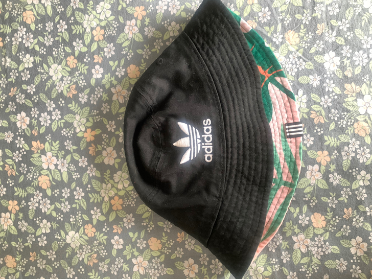 adidas渔夫帽