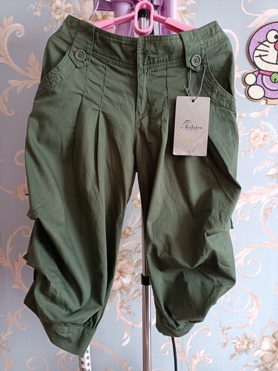 女七分休闲裤    军绿色 纯棉斜纹面料，...