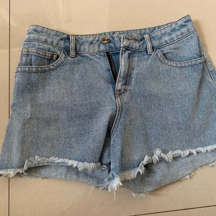 闲置:牛仔短裤,裤长不是很长的,请仔细看哦...