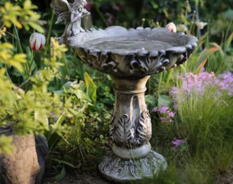 花间精灵，临水拨动琴弦，她动听的琴声引来无...