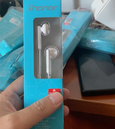 荣耀3.5mm音频接口半入耳耳机,店面关闭...