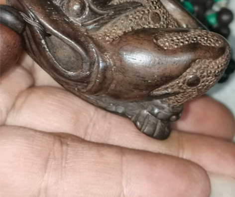 金蟾木雕挂件,实物如图喜欢的私聊,看好再拍...