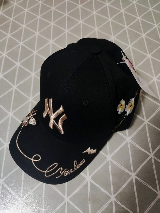 买一送一,买黑色MLB帽子送一顶蓝色棒球帽。