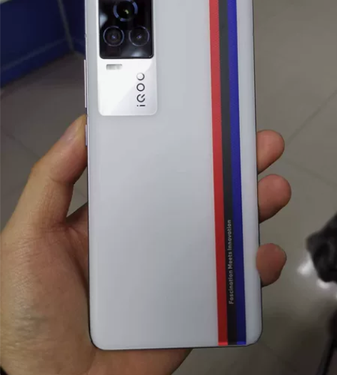 IQOO7 几乎全新，有一个角有瑕疵哦，第...