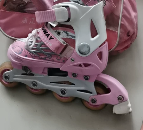 单排划轮鞋，孩子也就玩了几次，挺新呢。护具...