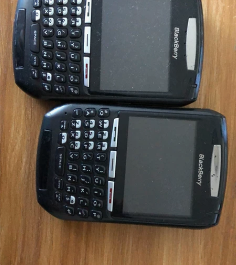 黑莓手机两个，一个带电池 感兴趣的话点“我...