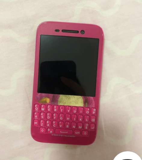 黑莓Q5 玫粉色 如图 卡槽位置被我抠掉一...