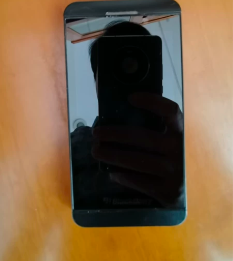 黑莓z10，更换了后盖，可正常开机使用 感...