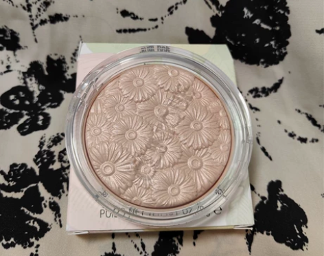 倩碧修容 去年内买品，效期不咋滴 建议做功...