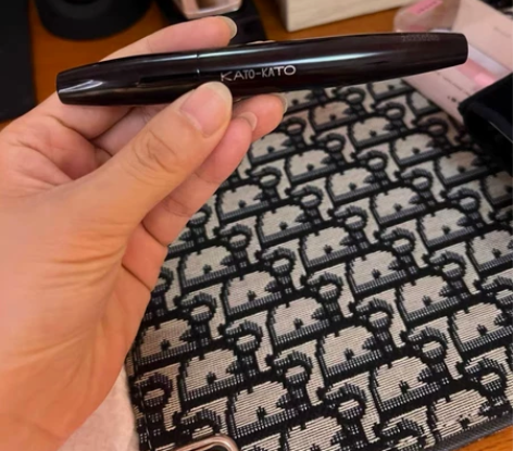 kato睫毛膏 试用了两次 颜色不合适我自己
