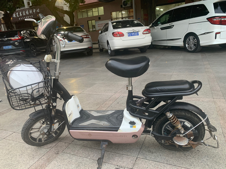 出一台台铃电动车，48v，12a。599出...