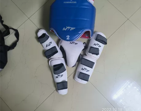 跆拳道护具一套,带脚靶 感兴趣的话点“我想...