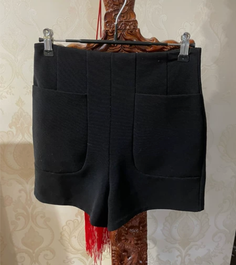 女士短裤 黑色九成新，后拉链，四个口袋，材...