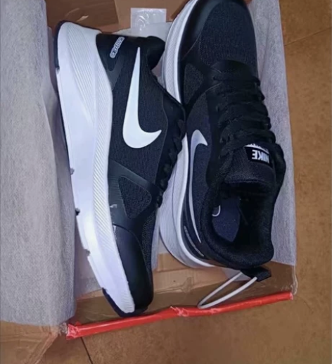 春夏秋季可以穿的运动鞋，当时给弟弟买的，买...