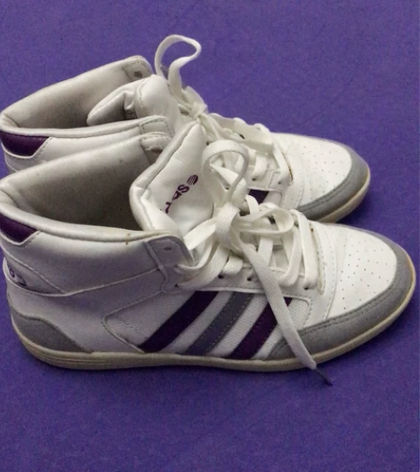 阿迪正品女款运动鞋，36码，鞋边泛黄，没有...