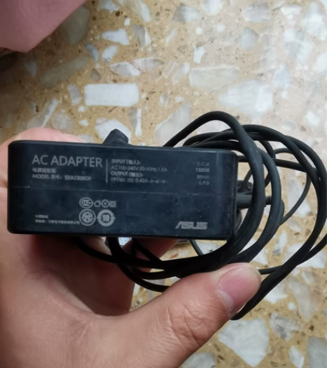 闲置华硕笔记本电脑充电器、看好型号、 闲置...