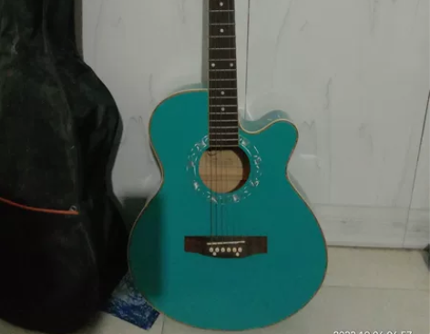 出吉他，不知道这个算什么颜色，比粉绿要绿一...
