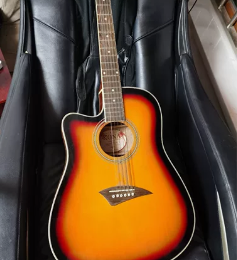 左手吉他，左撇子用的，缺一根弦。当时510...