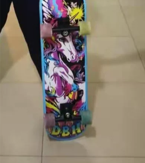 DBH滑板 轮子是刷街轮 比较好代步 感兴...