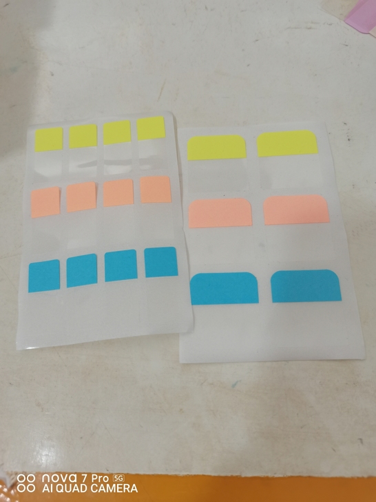 各种文具，记事贴，便利贴。