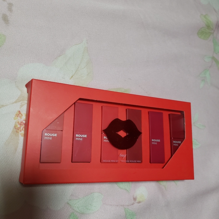 全新正品菲诗小铺唇膏，经典红，