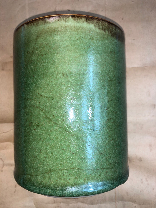 绿釉笔筒！釉面自然开片。成色如图，需要了解...