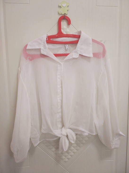 短款防晒外套。  买了穿过一次和全新没区别...