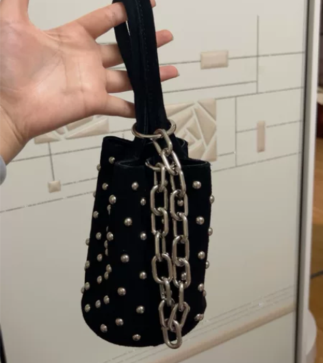链条铆钉手提包水桶包 9新，半卖半送吧，吹...