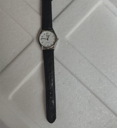 卡西欧石英表一只，见图品相完好，轻微使用痕...