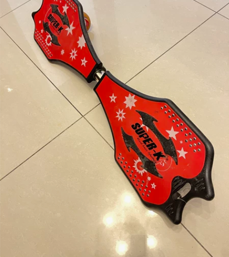 扭扭板 活力板 蛇板 两轮滑板，有使用痕迹...