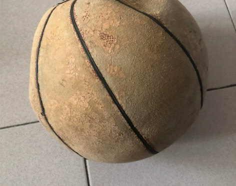 翻毛牛皮篮球 没有打气筒，所以没打气。欢迎...