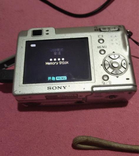 索尼数码相机，开机屏好，如图所示，由于电池...