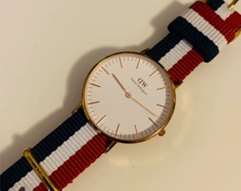 DW经典款女表 附赠图中所有表带 表盘清晰...