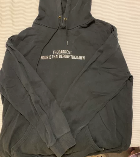 后背针织图案 衣服因为闲置有点皱 不掉色 ...