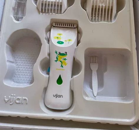 易简儿童防水理发器。带三个定位梳、一个围布...