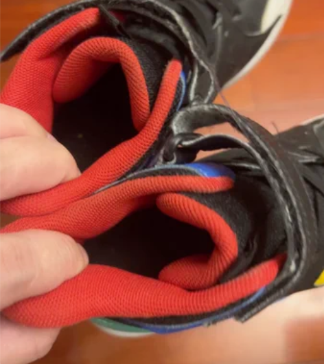 安踏的高帮鞋,穿着很舒服,儿子很喜欢,没穿...