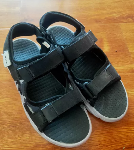 特步凉鞋，35码，同城自取 感兴趣的话点“...