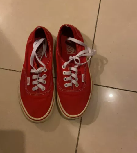 VANS帆布鞋 郑州人民路丹尼斯购入 红色...
