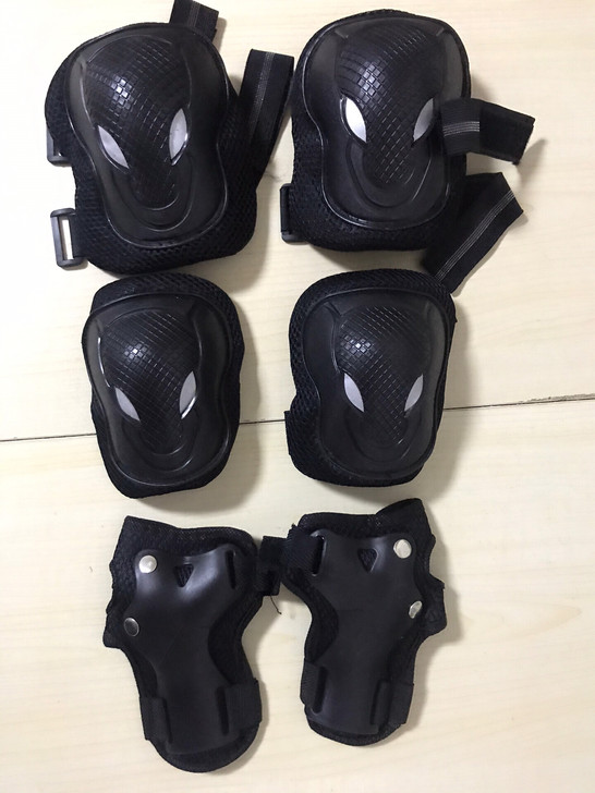 全新！买重复的没用过轮滑护具。