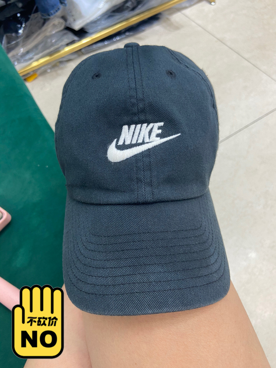 耐克帽子有点脱色 晒太阳了 不讲价 不退换...
