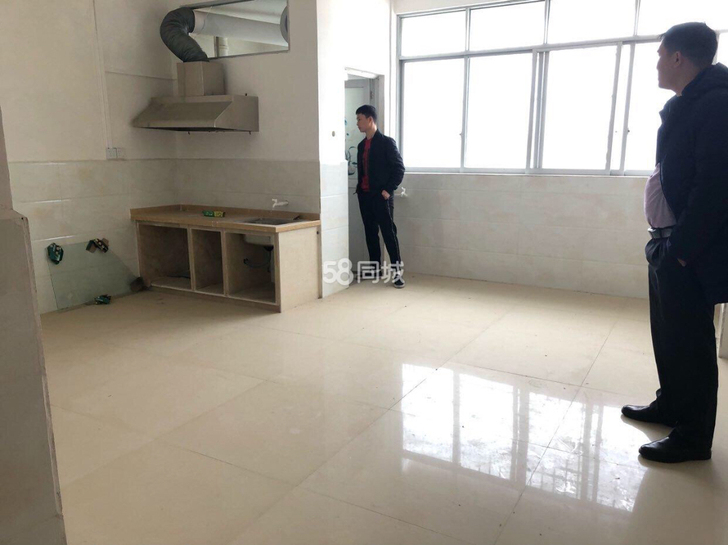 银丰桥附近，银丰香槟郡对面的村里。叫曲轭塘...