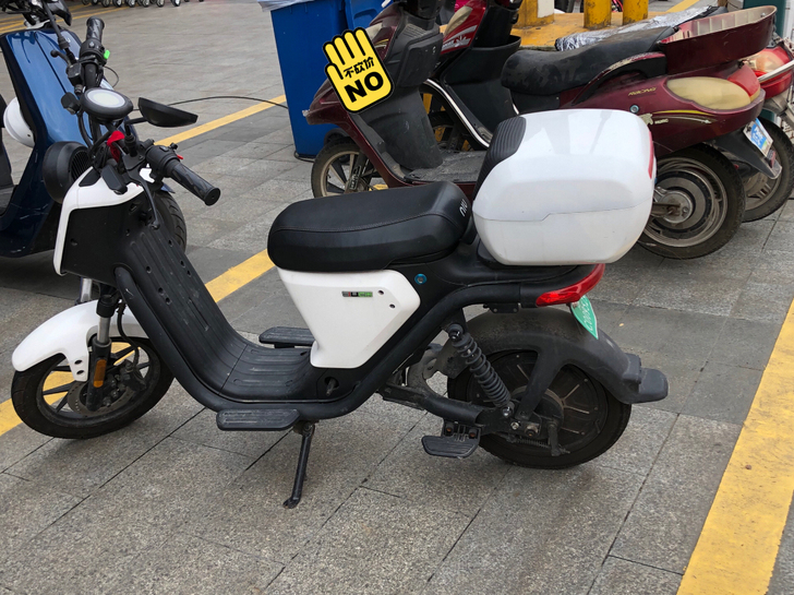 小牛国标车标配后尾箱白红配色