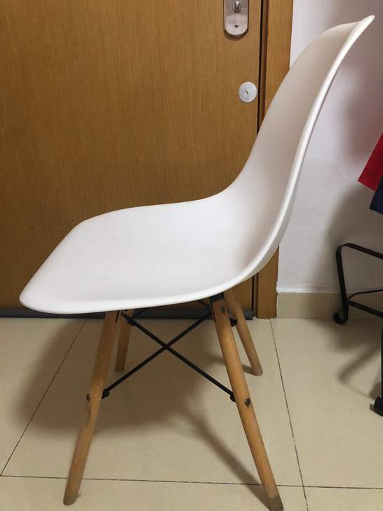 普通椅子 一共两把都是白色 25一把打包出售