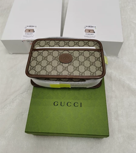 全新Gucci 饰互扣式双G mini手袋...